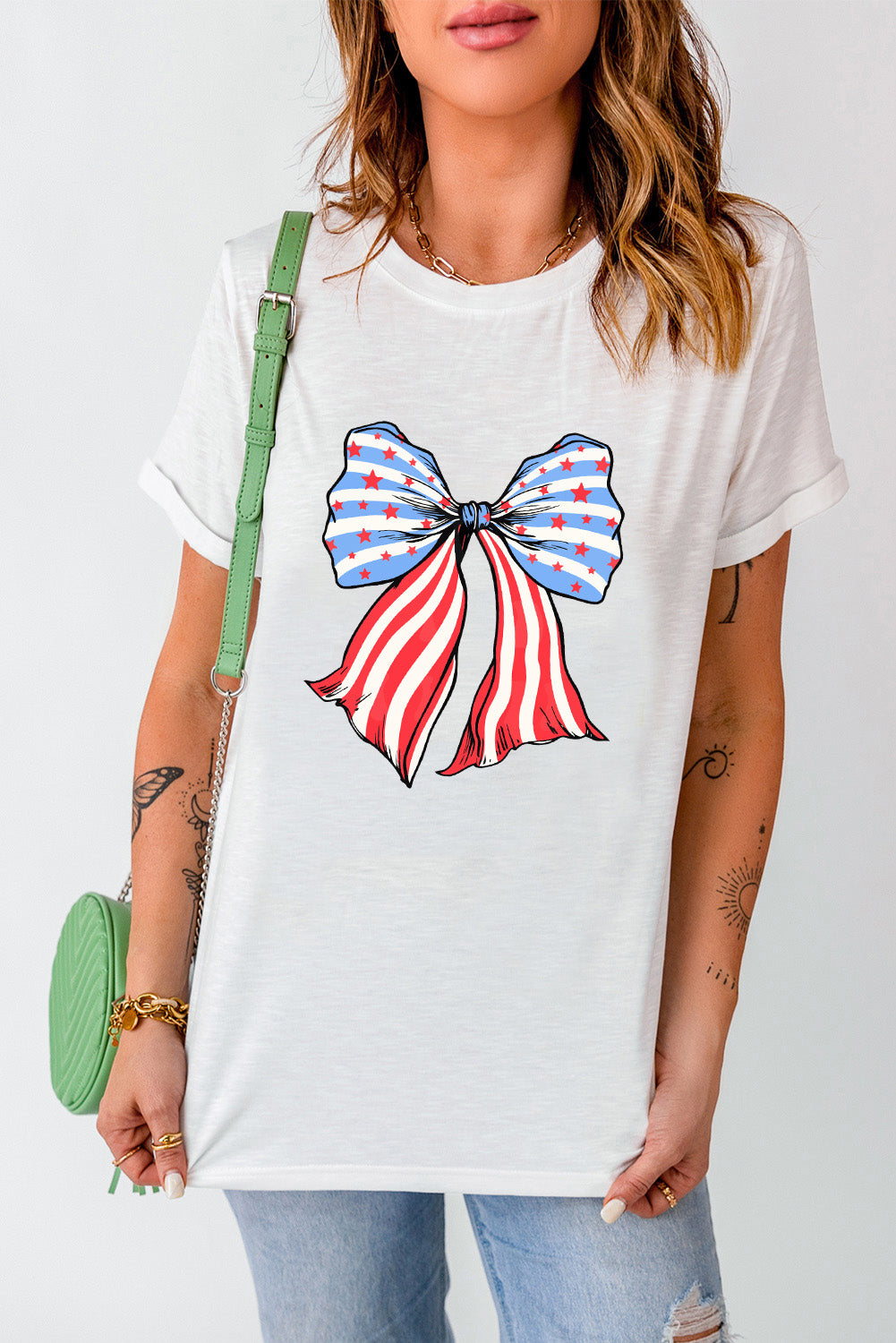 Weißes T-Shirt mit Streifen und Sternen und Schleifenmuster
