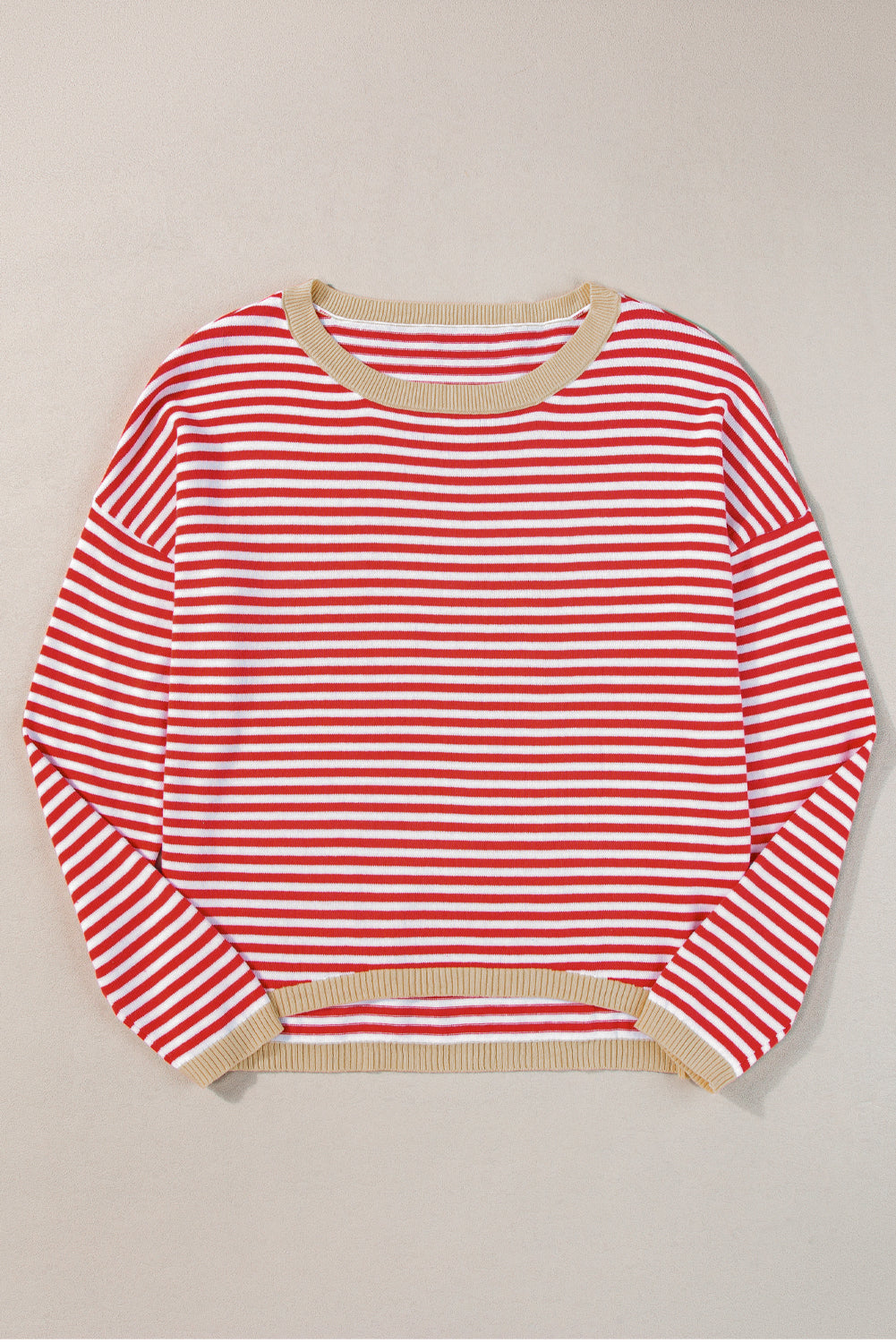 Feuerroter Pullover mit Streifen und überschnittener Schulterpartie und Kontrastbesatz