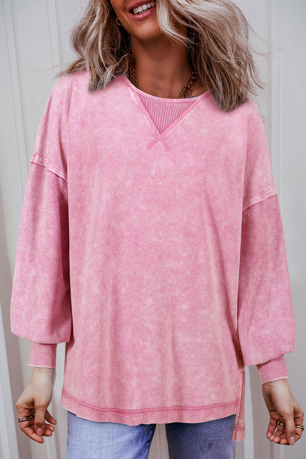 Sweatshirt mit überschnittener Schulter und Mineralwaschung in Erdbeerrosa