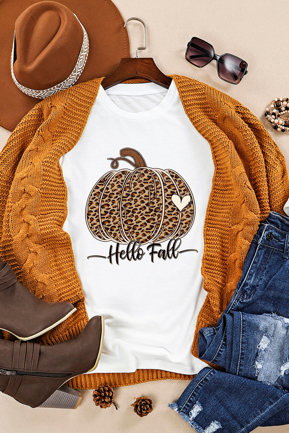 Weißes T-Shirt mit „Hello Fall“-Print und Leoparden-Kürbis-Motiv