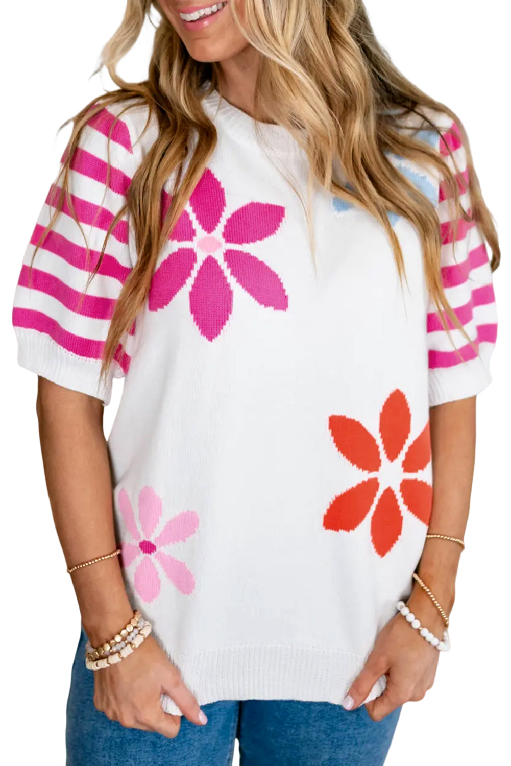 Weißes T-Shirt mit Blumenmuster und gestreiften Ärmeln