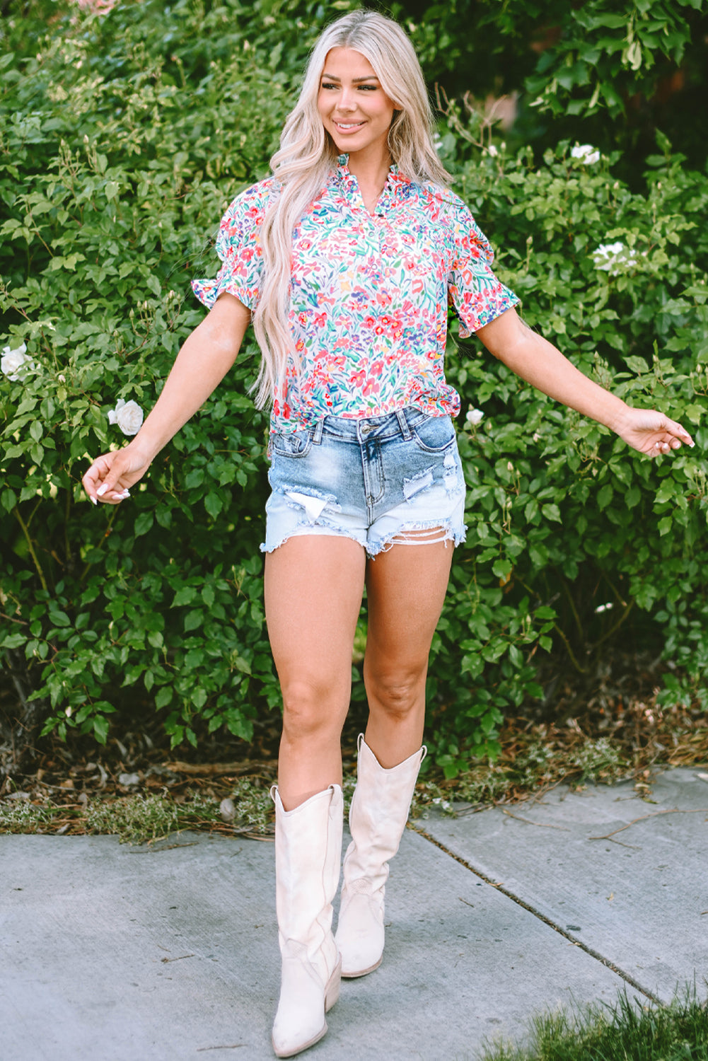 Rosa Bluse mit Blumenmuster, Knöpfen, Schlitz am Ausschnitt und Puffärmeln