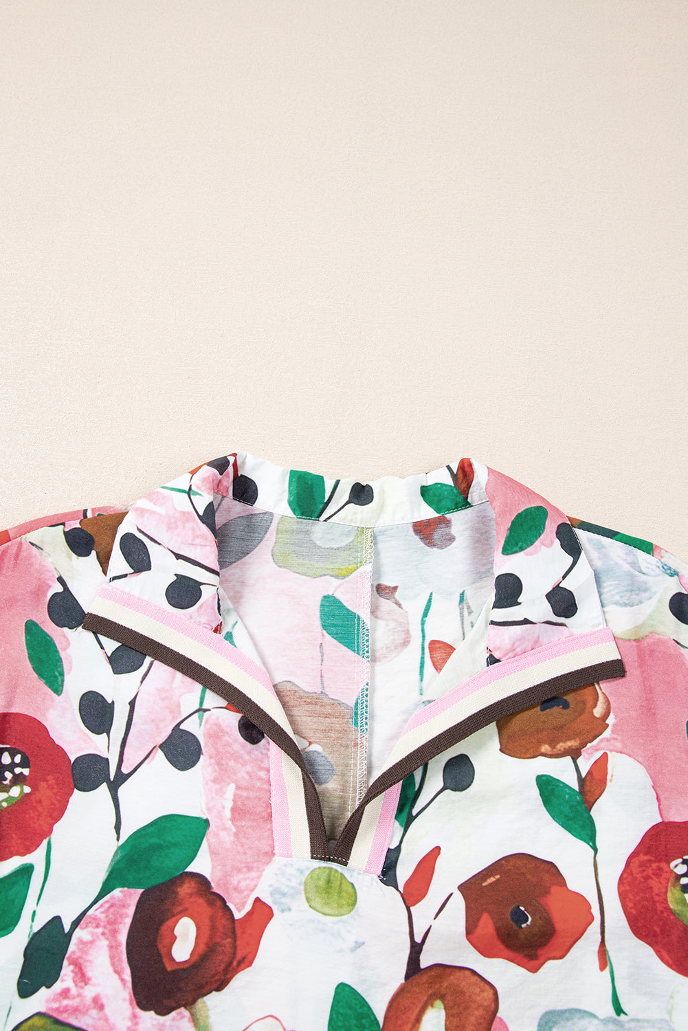 Rosa Bluse mit Blumenmuster und Schlitz und V-Ausschnitt, kurzärmlig