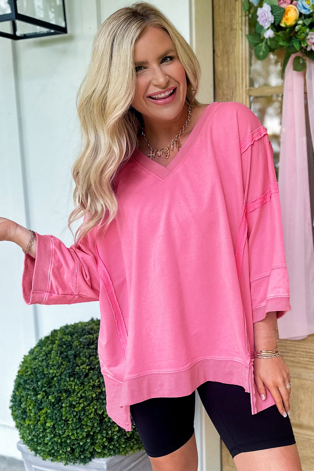 Bonbon T-Shirt mit V-Ausschnitt und Armbandärmeln und Mineralwaschung