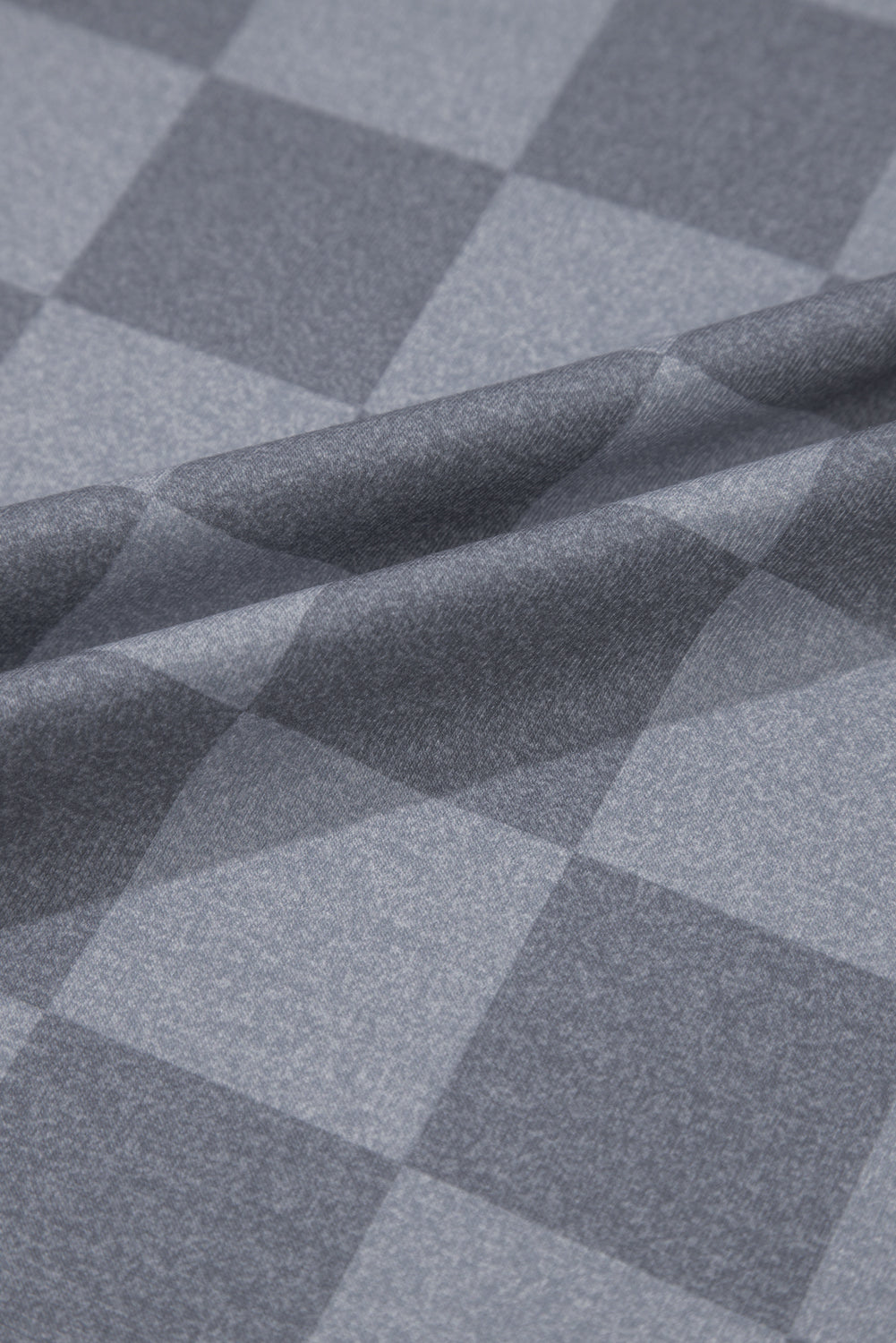 Grau kariertes T-Shirt mit V-Ausschnitt und Shorts mit Kordelzug