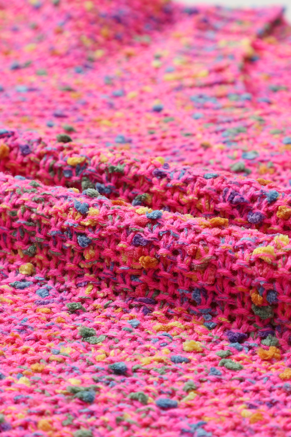 Dunkelrosa bunt gepunkteter Strickpullover mit V-Ausschnitt