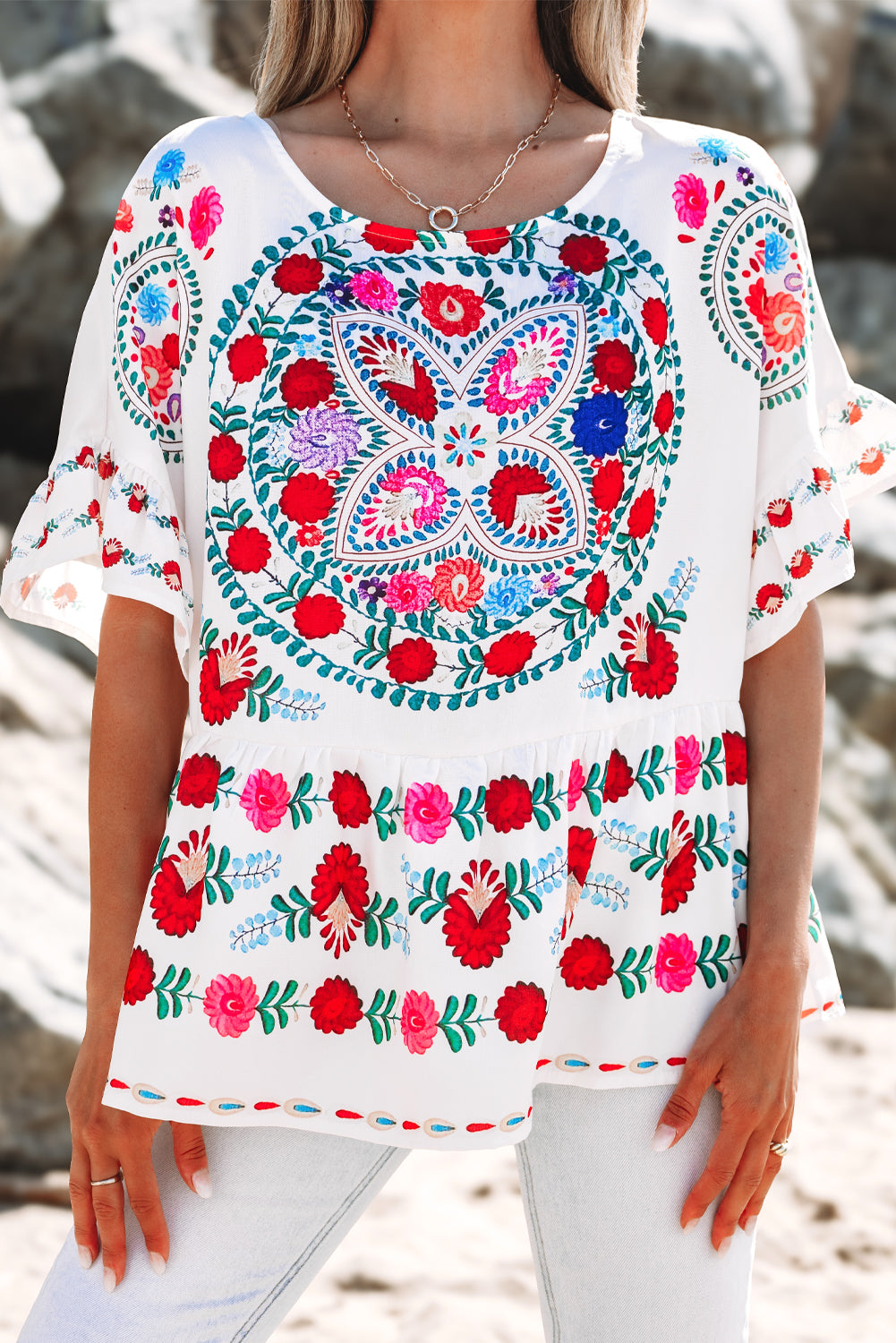 Weiße Bluse mit Rundhalsausschnitt und Rüschenbesatz im Boho-Stil mit Blumenmuster