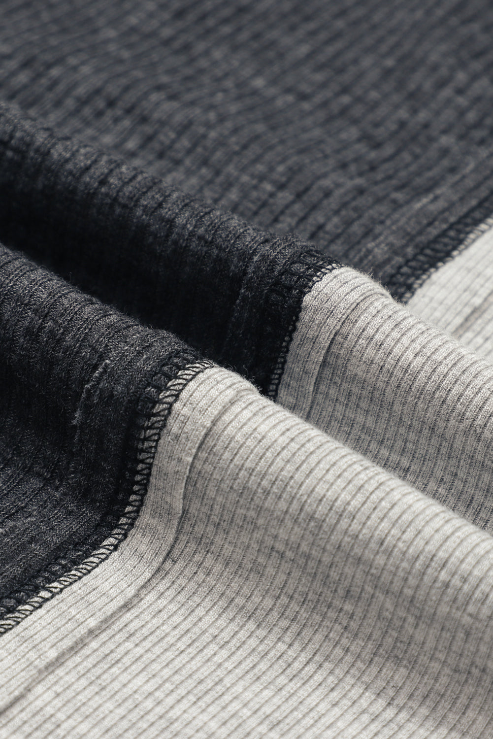 Grauer Henley-Hoodie mit gerippten Nähten und Farbblockdesign