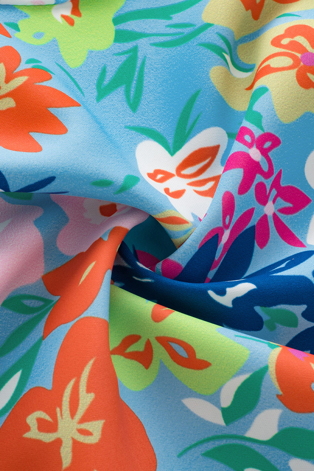 Himmelblaue Weste mit Rüschenkragen und Blumenmuster