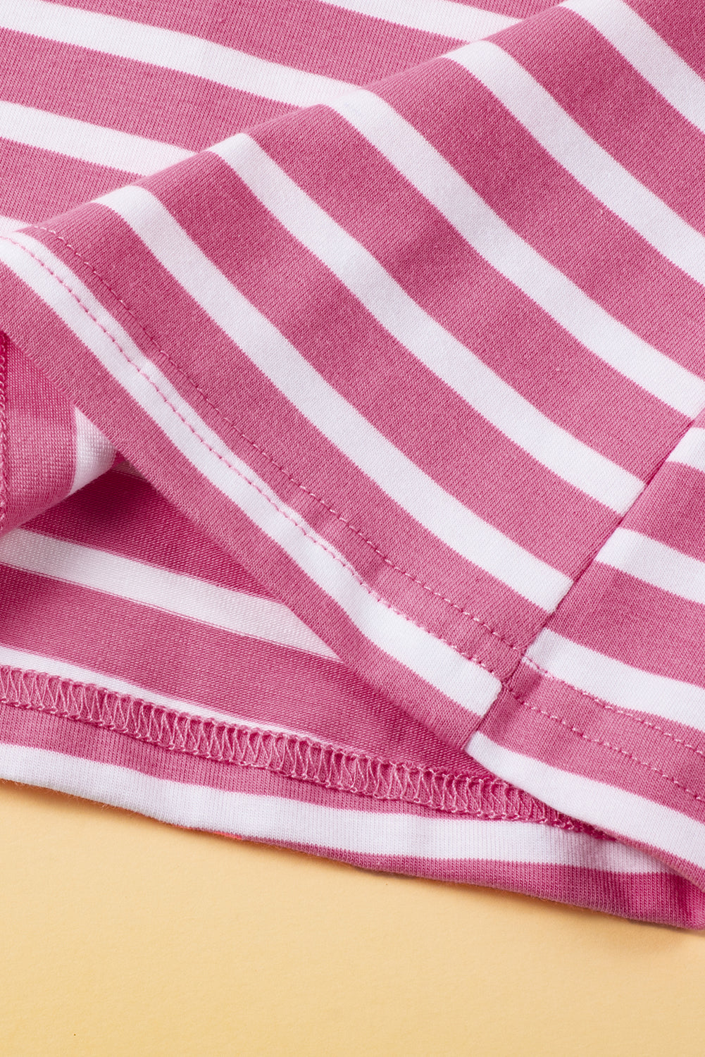 Rosa gestreiftes T-Shirt mit Schmetterlingsärmeln, V-Ausschnitt und ausgehöhltem Knoten auf der Rückseite