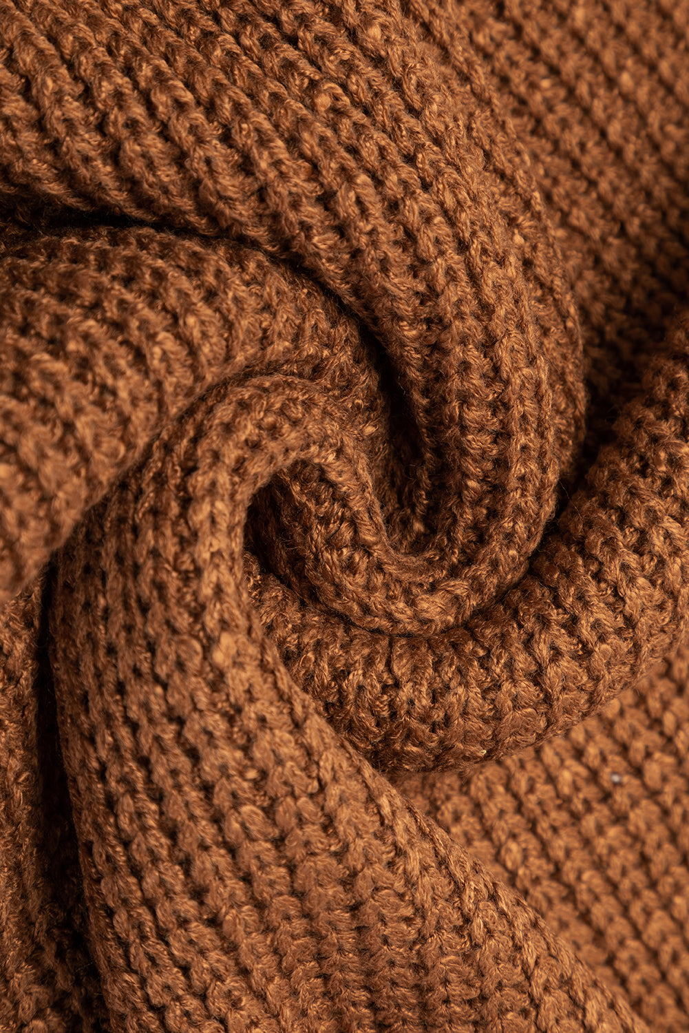 Kamelfarbenes, einfarbiges, kurzärmliges Pulloverkleid mit V-Ausschnitt