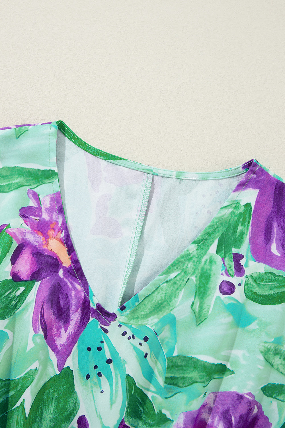 Grünes Boho-Minikleid mit Blumenmuster und halblangen Ärmeln, V-Ausschnitt und geraffter Taille