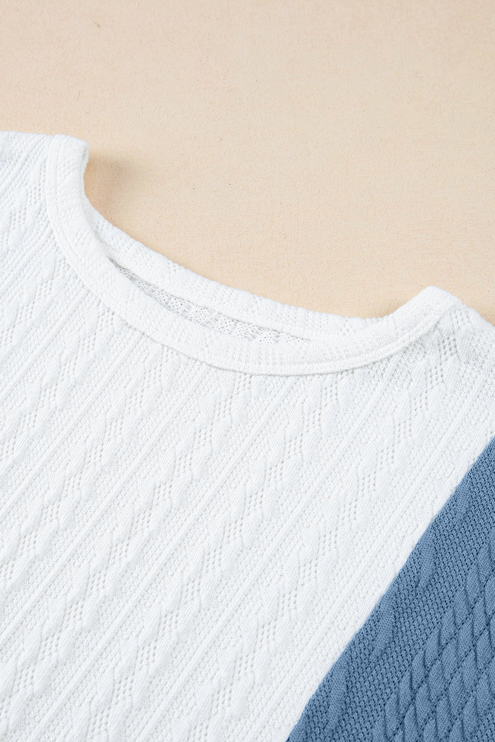 Hellblaues, strukturiertes T-Shirt mit Farbblock und lockerer Passform