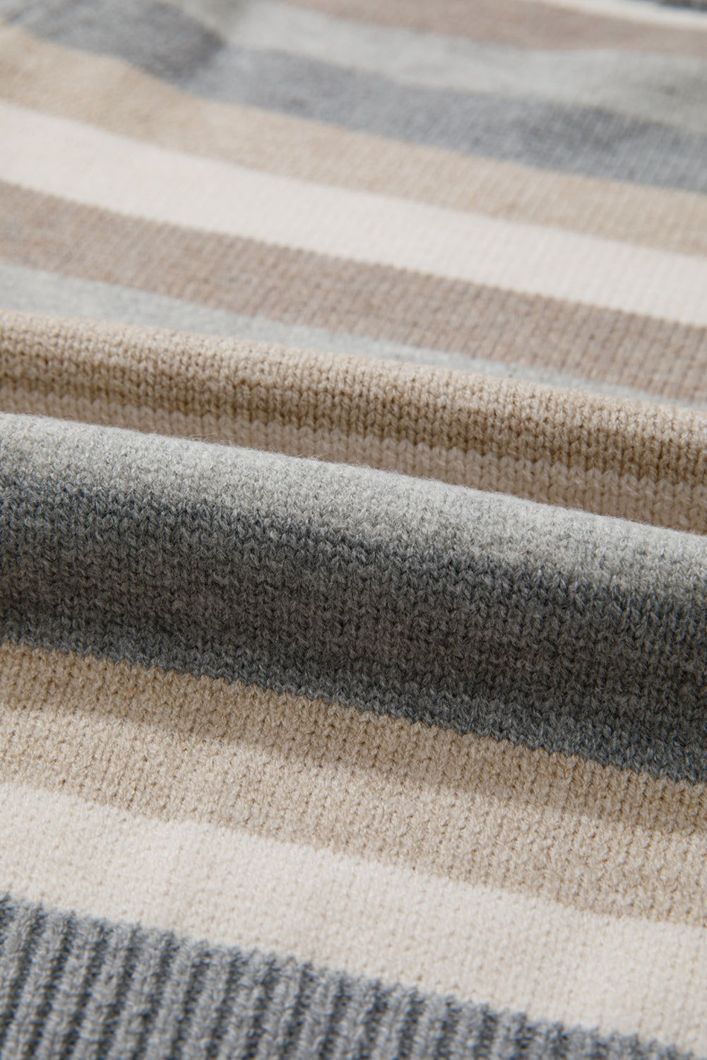 Grau gestreifter Pullover mit Farbblock und geripptem Rand und Rundhalsausschnitt