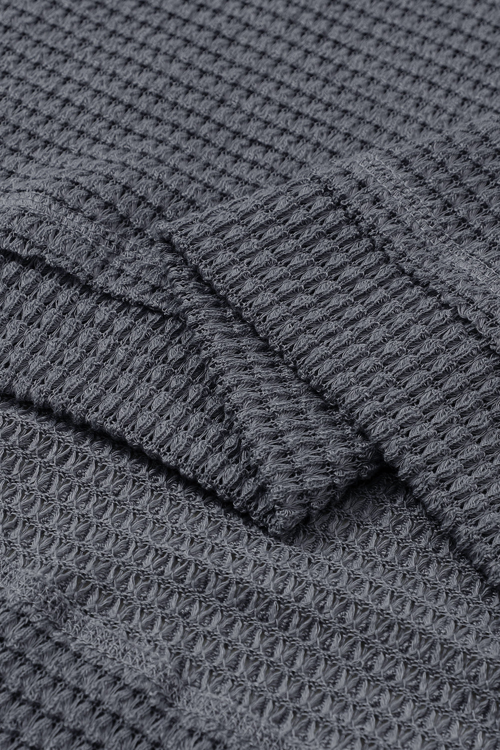 Graues Oversize-Oberteil mit hohen Schlitzen und Waffelstrick