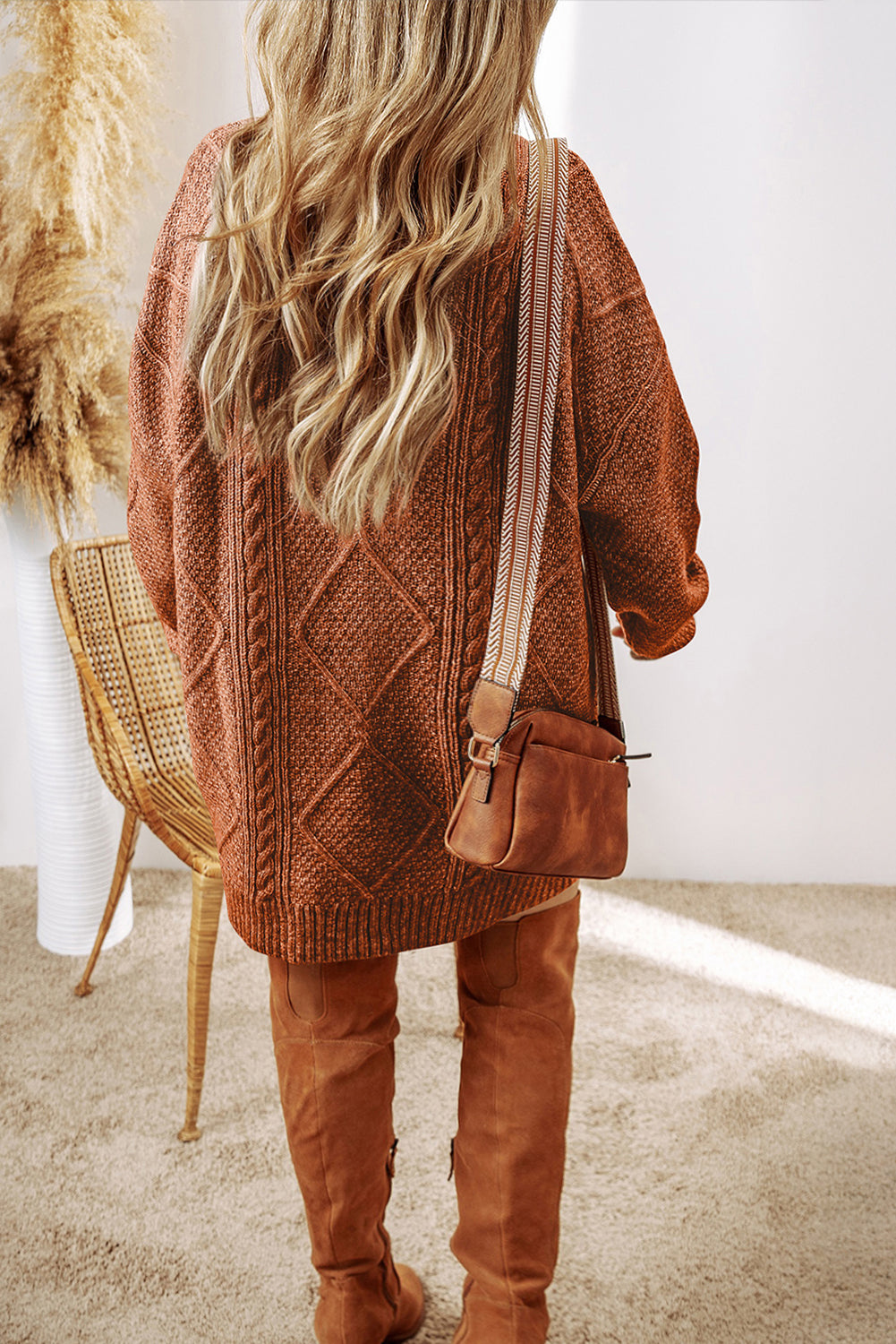 Kaffeebraunes, locker sitzendes Pulloverkleid mit Zopfmuster und überschnittener Schulter