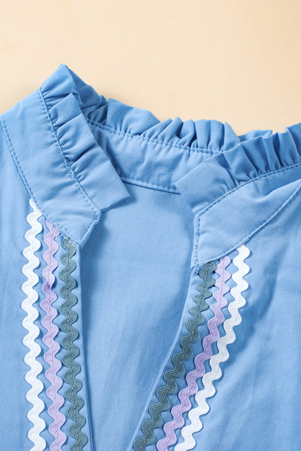 Beau Blue – Zickzack-Farbblockkleid mit Flatterärmeln, V-Ausschnitt und Stufendesign