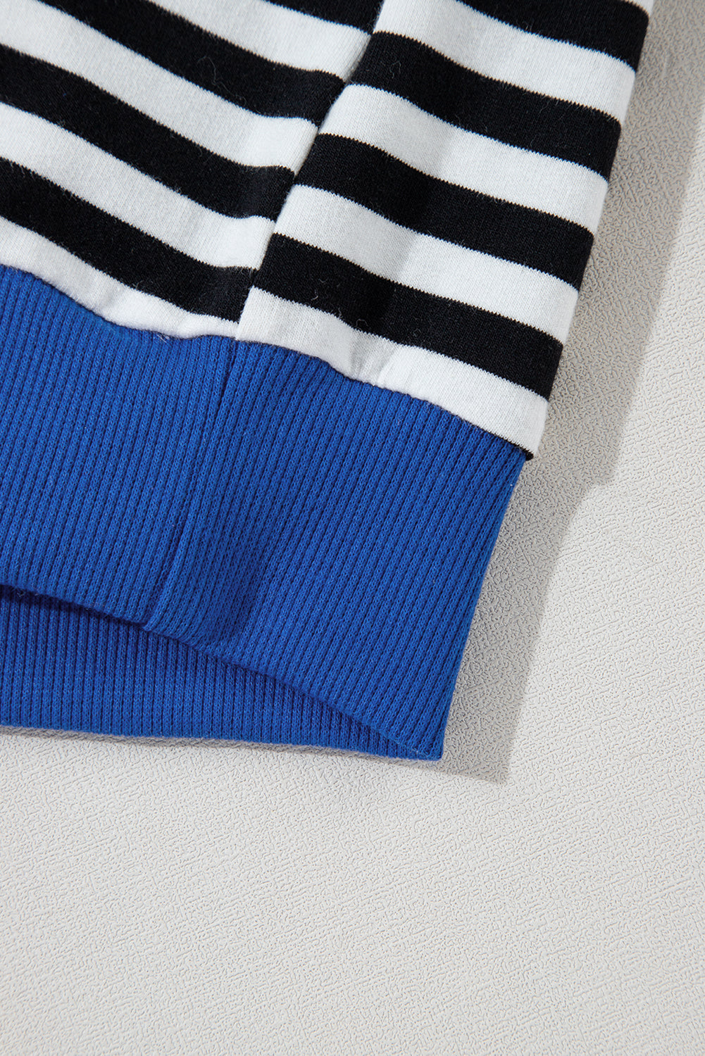 Oversize-Pullover mit Kontrastbesatz und schwarzen Streifen