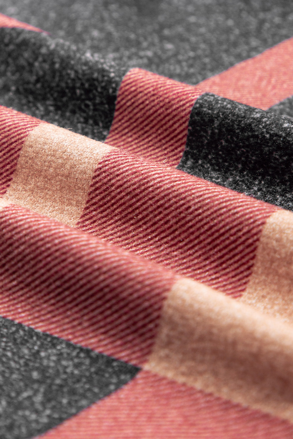 Mineral Red Plus Size Top mit Karomuster und Knopfdekor und asymmetrischem Ausschnitt