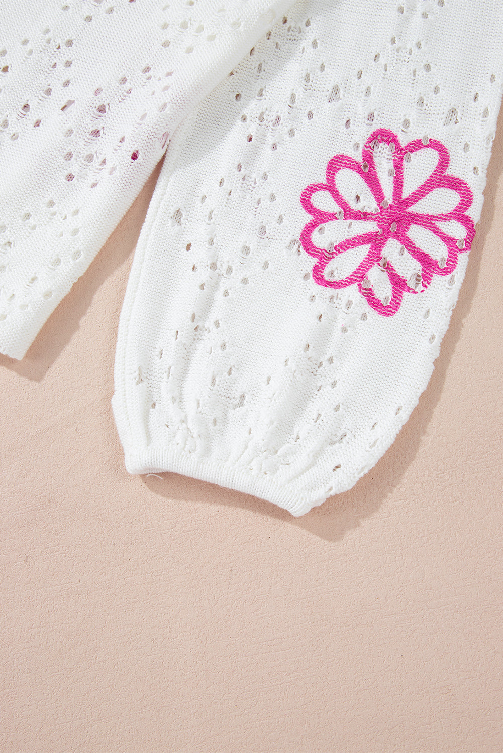 Weißer Pullover mit kontrastierendem Blumenmuster und überschnittener Schulter