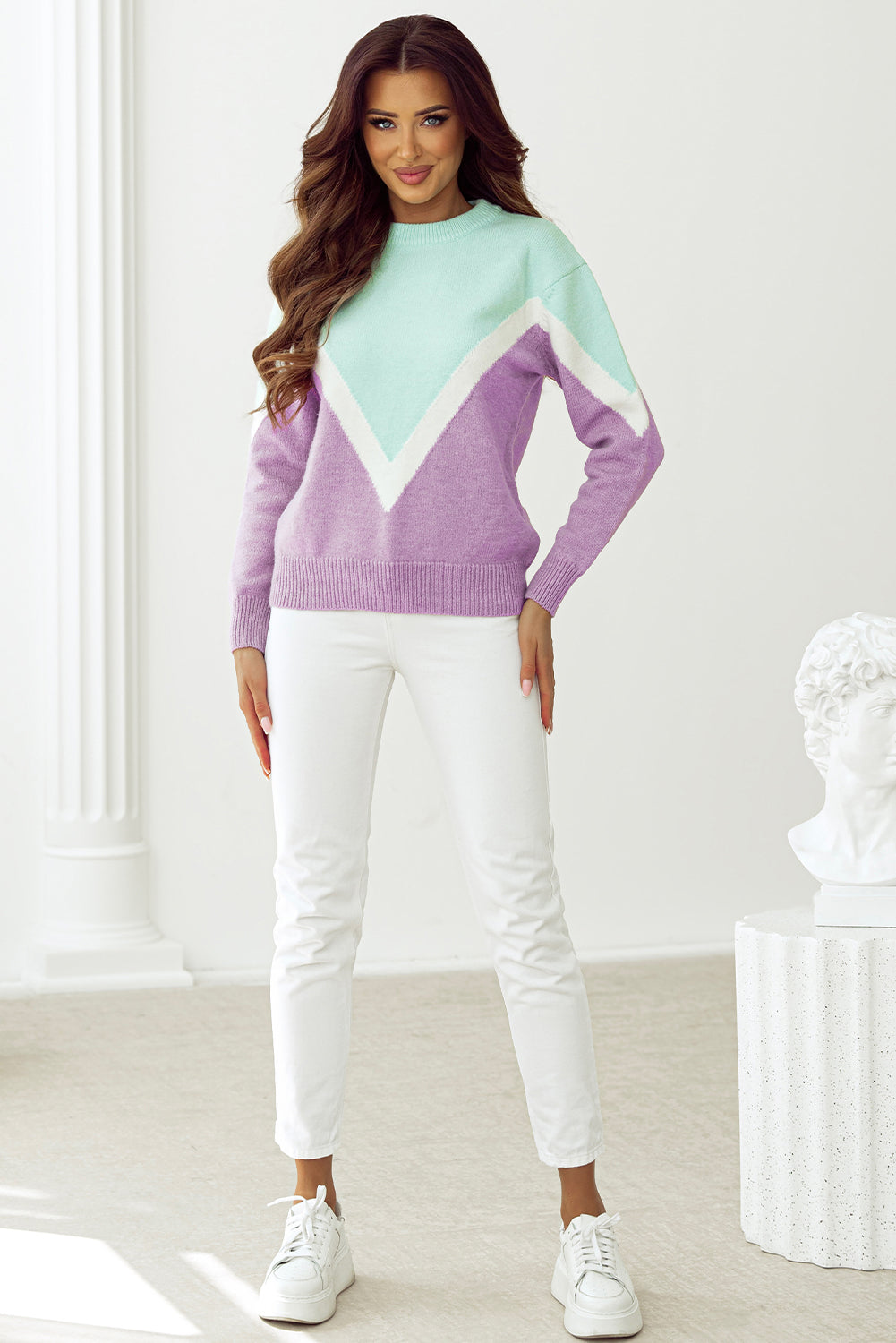 Grüner Pullover mit Chevron-Farbblock und überschnittener Schulter im Rippenstrick