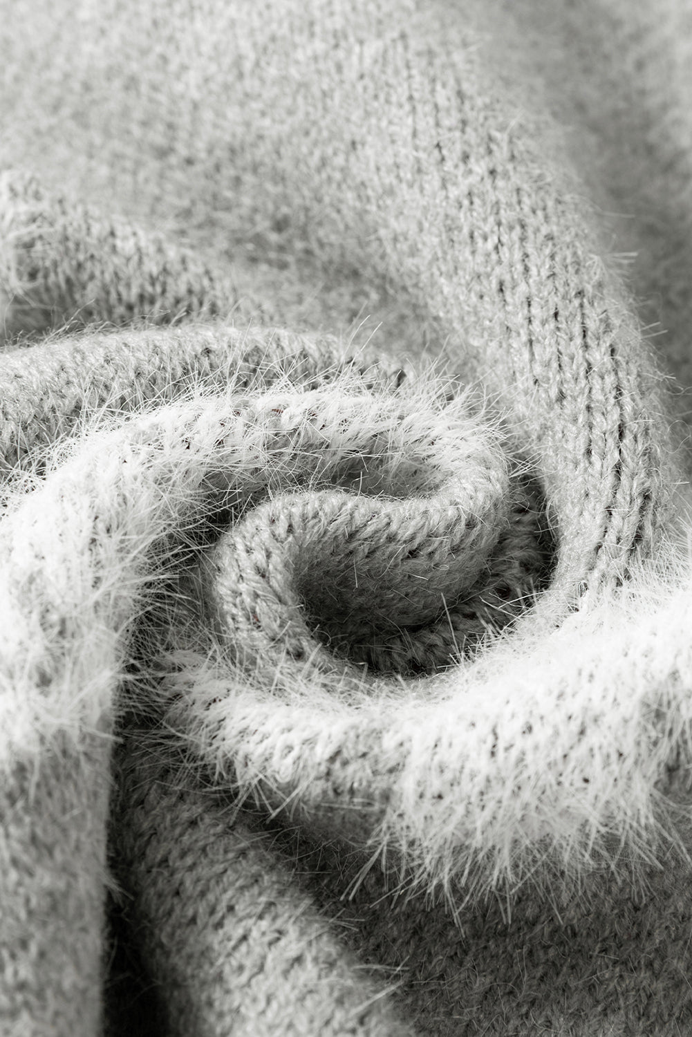 Grauer Pullover mit Blumenmuster und halblangem Reißverschluss sowie überschnittenen Schultern