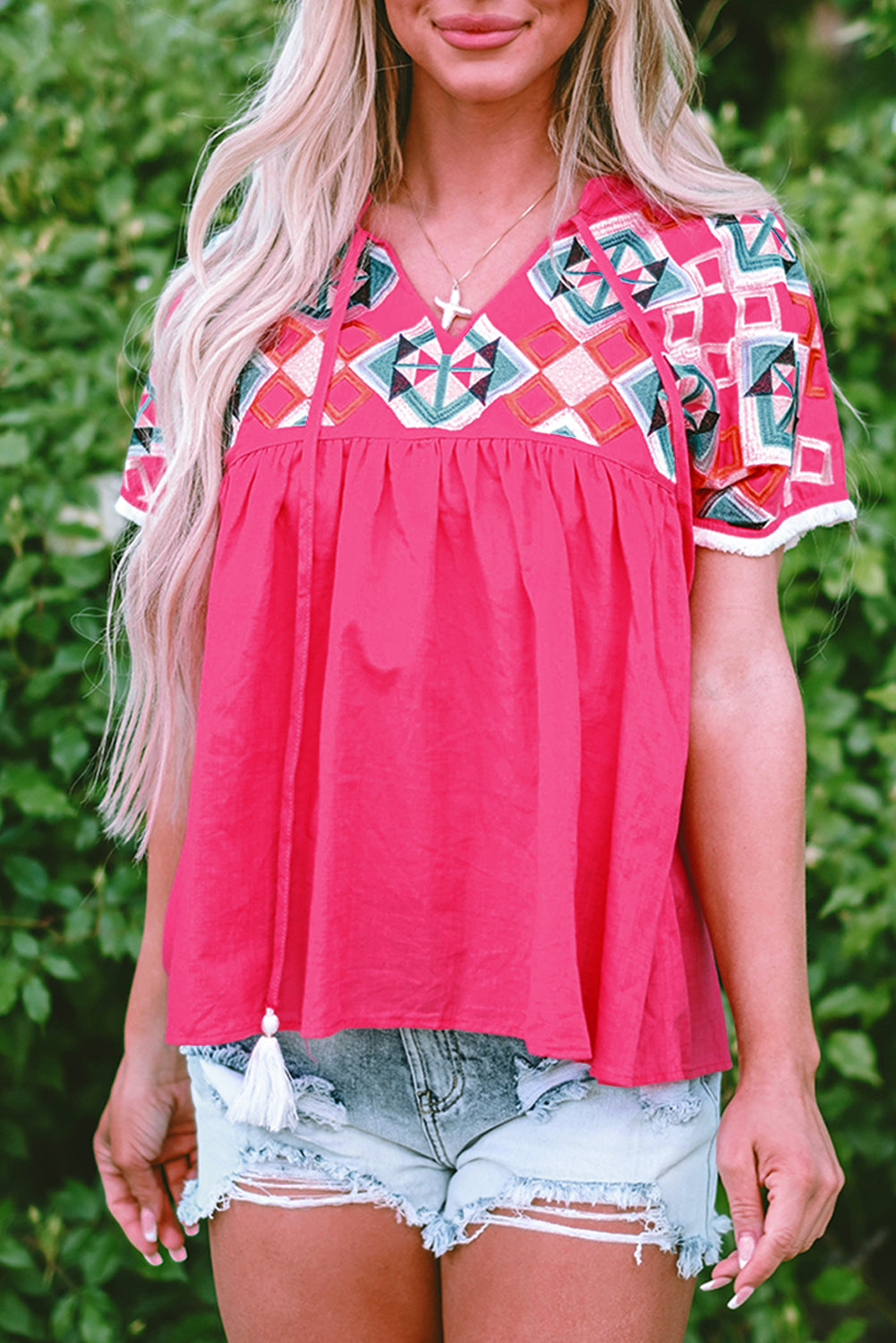 Erdbeerrosa Bluse mit V-Ausschnitt und geometrischer Stickerei, Quaste und Schleife