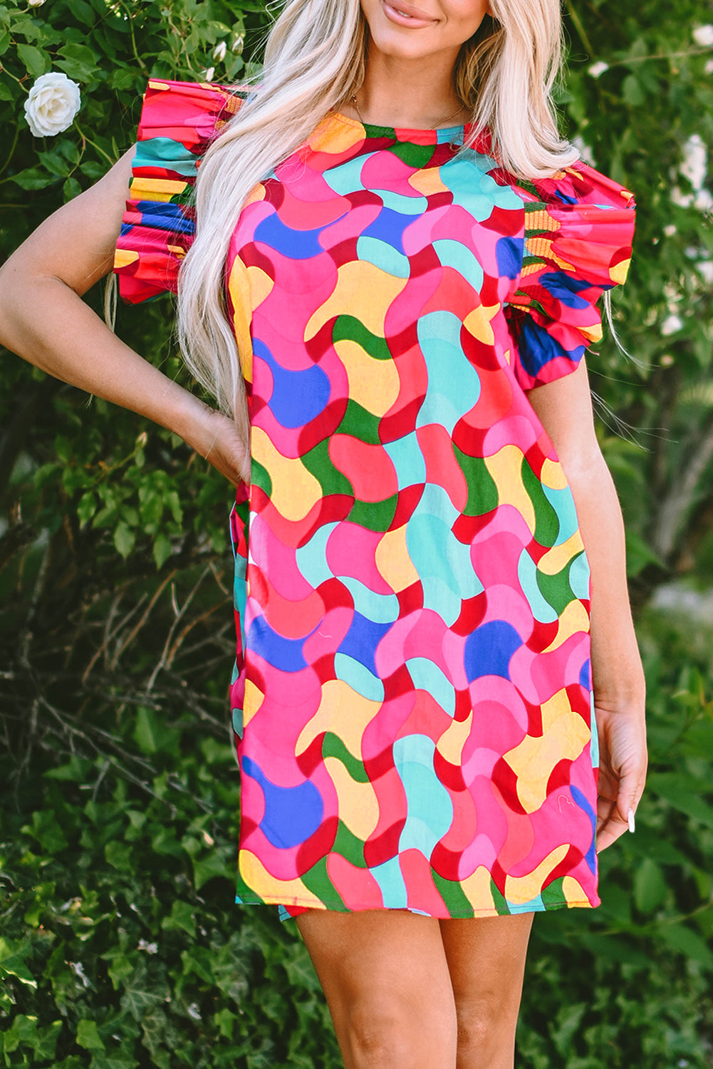 Rosarotes Etuikleid mit abstraktem Print und Rüschenärmeln