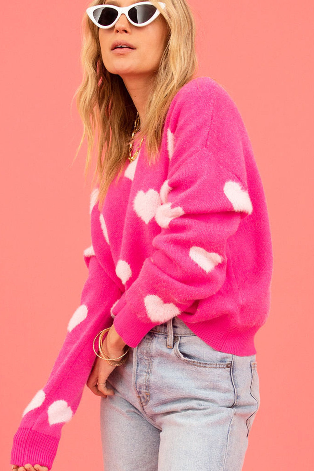 Hellrosa Pullover mit flauschigen Valentinstagsherzen und überschnittener Schulter