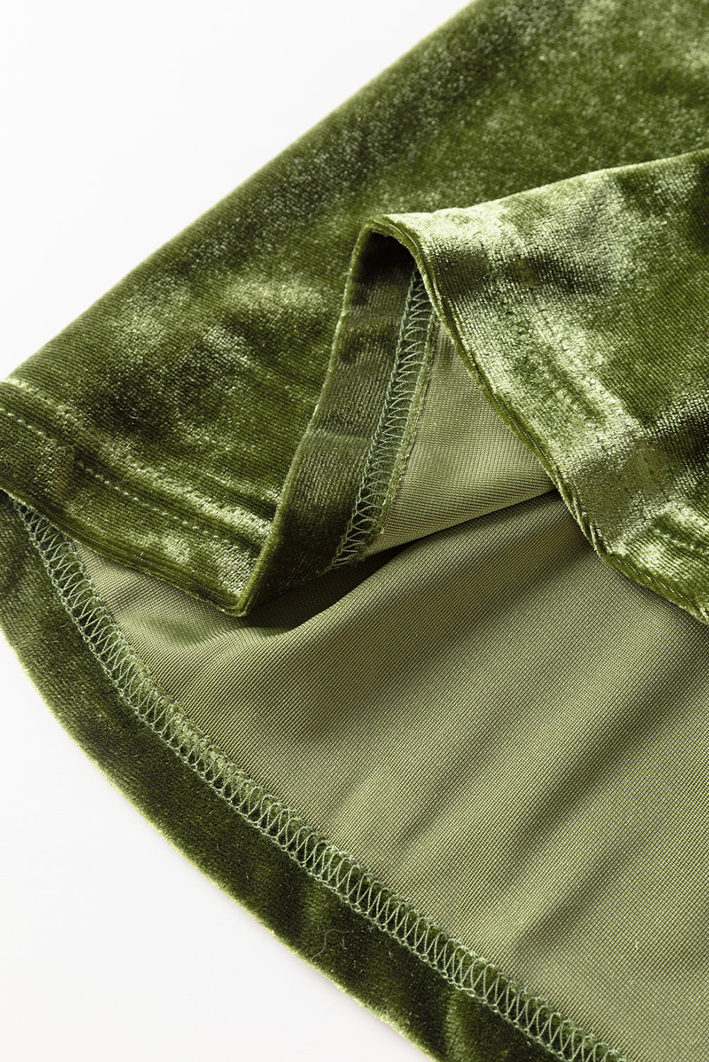 Moosgrünes Samtkleid mit gesmoktem Oberteil und Rüschenkragen