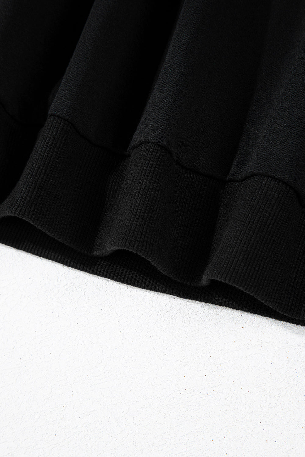 Schwarzes Sweatshirt mit Raglanärmeln und Farbblockdesign mit Leopardenmuster