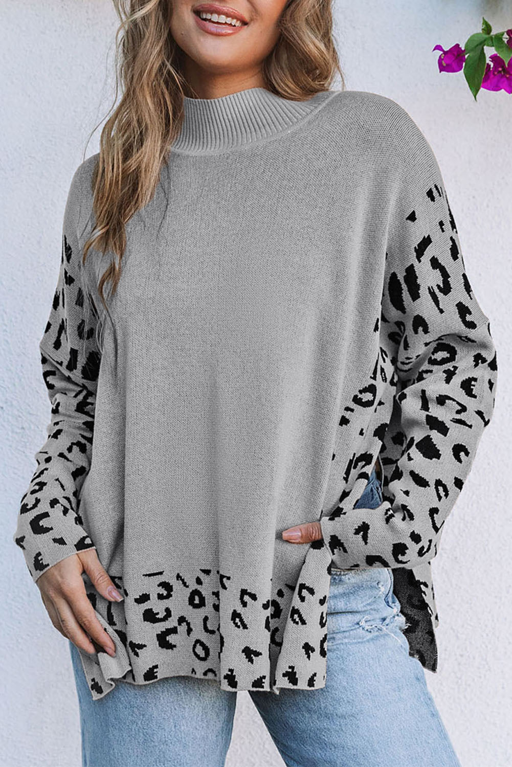 Grauer Oversize-Pullover mit Leopardenmuster und hohem Halsausschnitt und Seitenschlitz