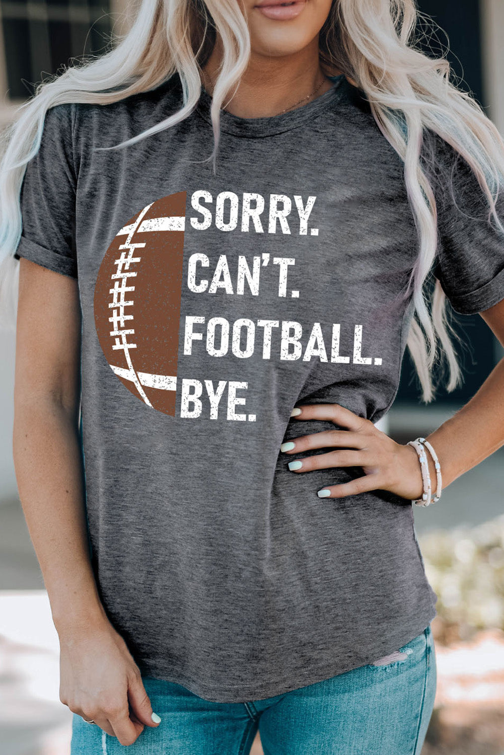 Graues lässiges T-Shirt mit American-Football-Grafik