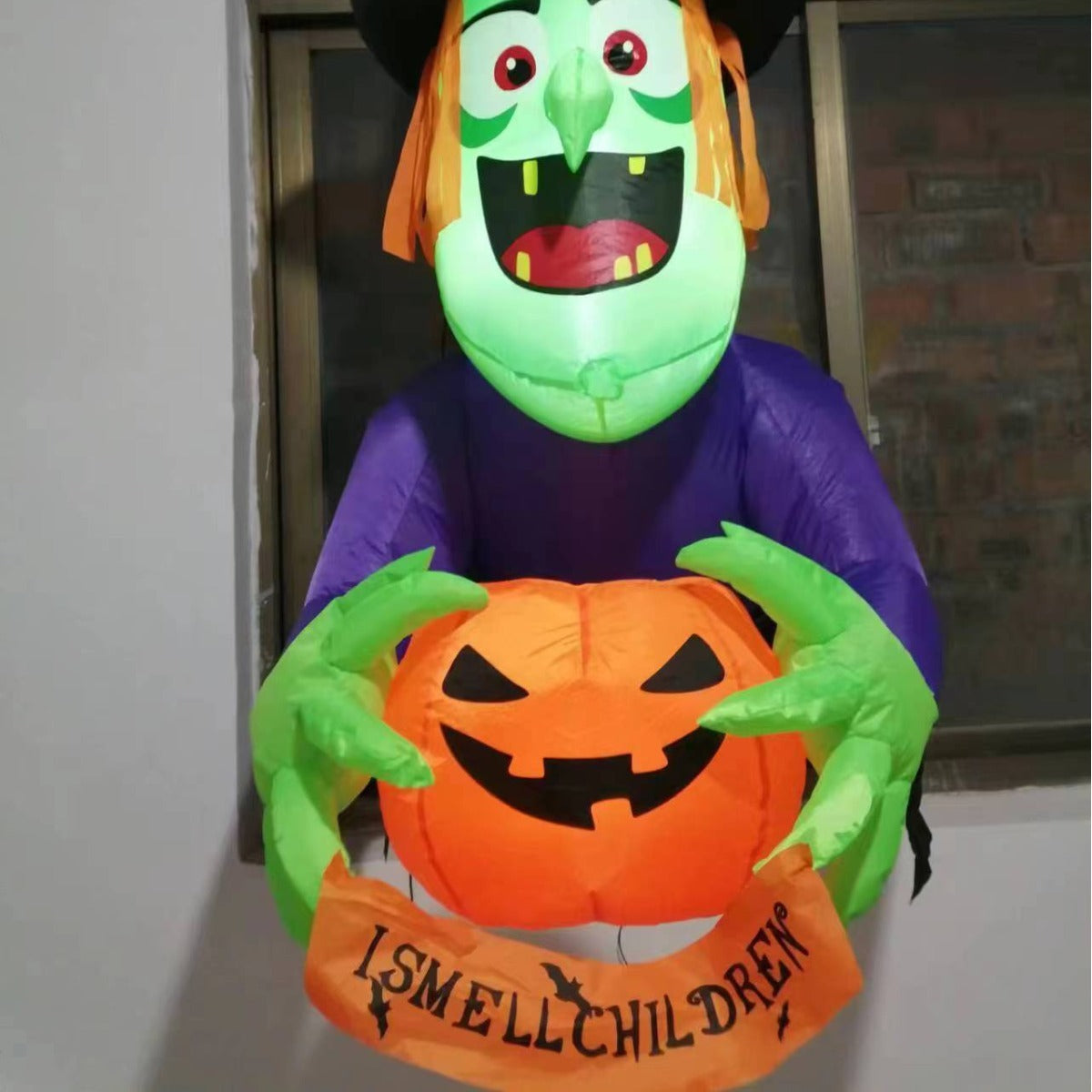 Halloween Kletterfenster Hexe hält Kürbis Inflationsmodell
