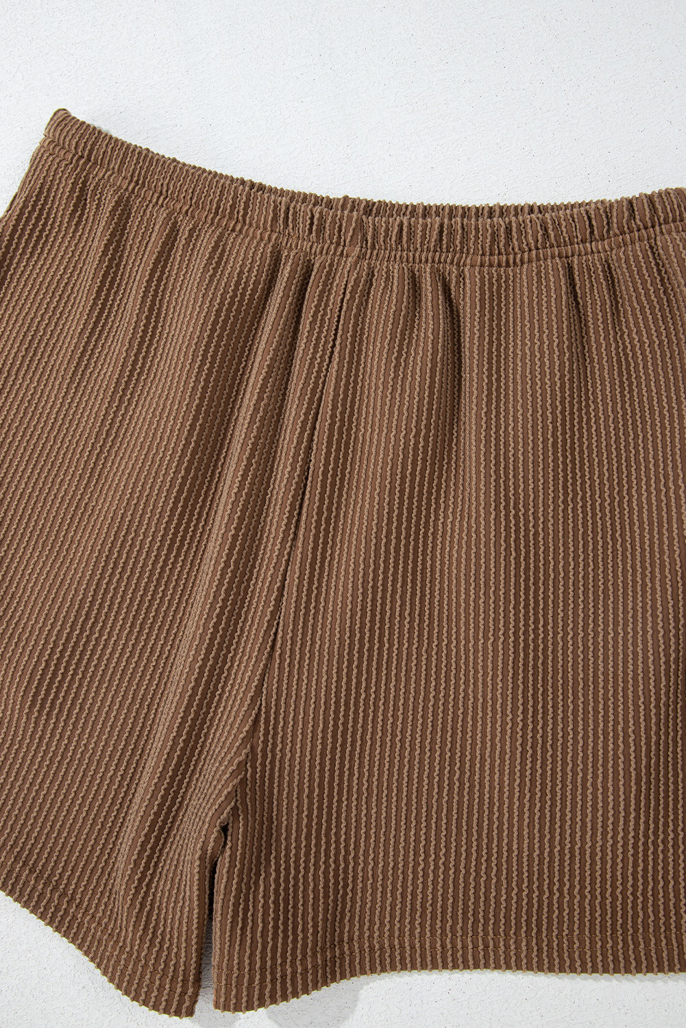 Kastanienbraunes Set aus langärmligem Strickoberteil und Shorts mit hoher Taille