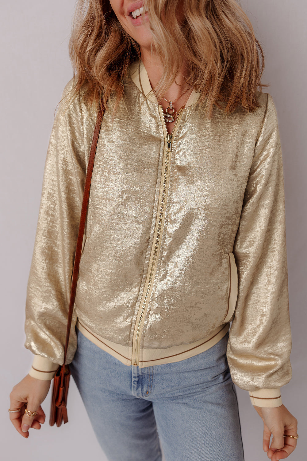 Hellkhakifarbene Baseballjacke mit Reißverschluss in Metallic-Optik