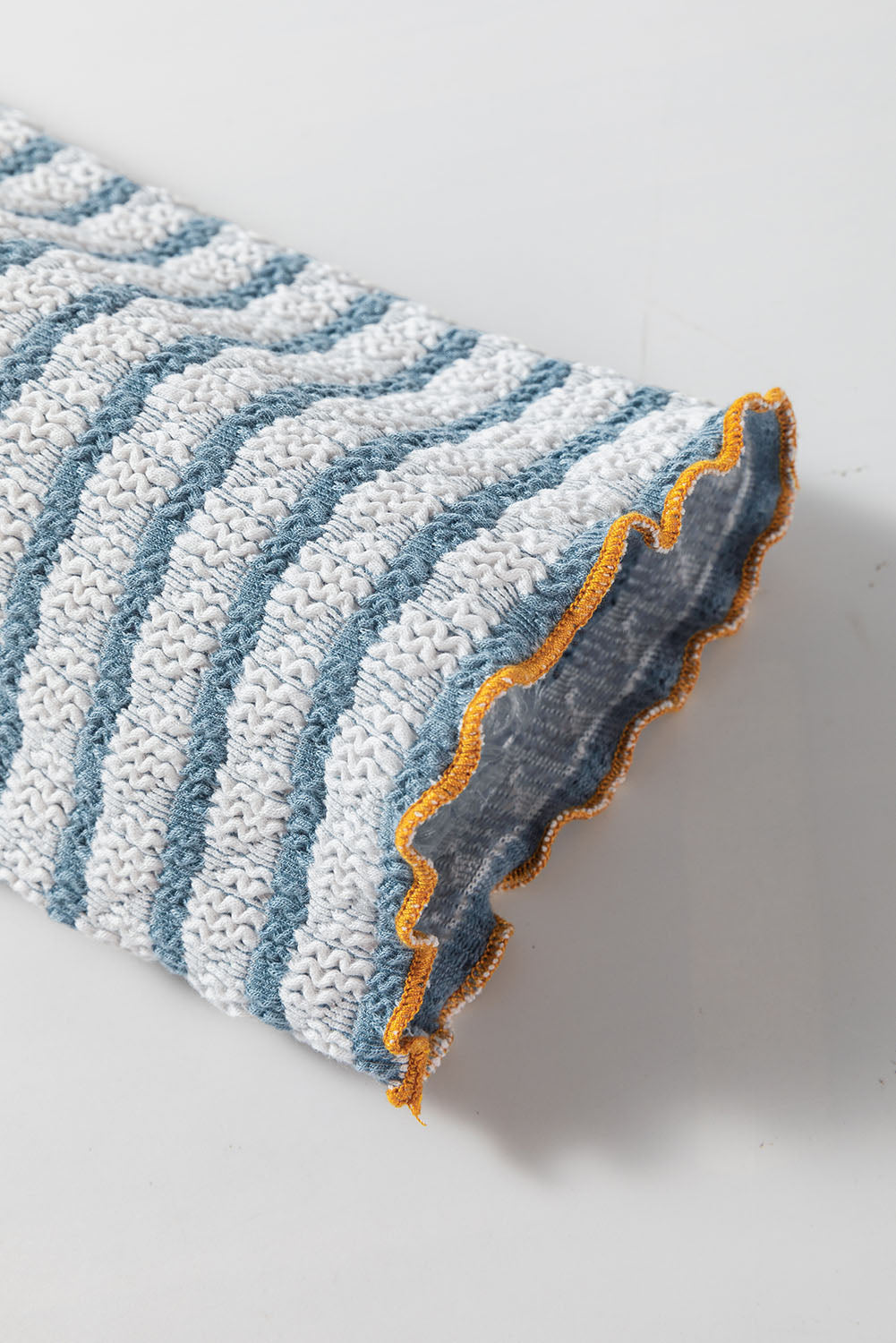 Himmelblaues Henley-Oberteil mit langen Ärmeln und Streifen, Rüschenbesatz und Knöpfen