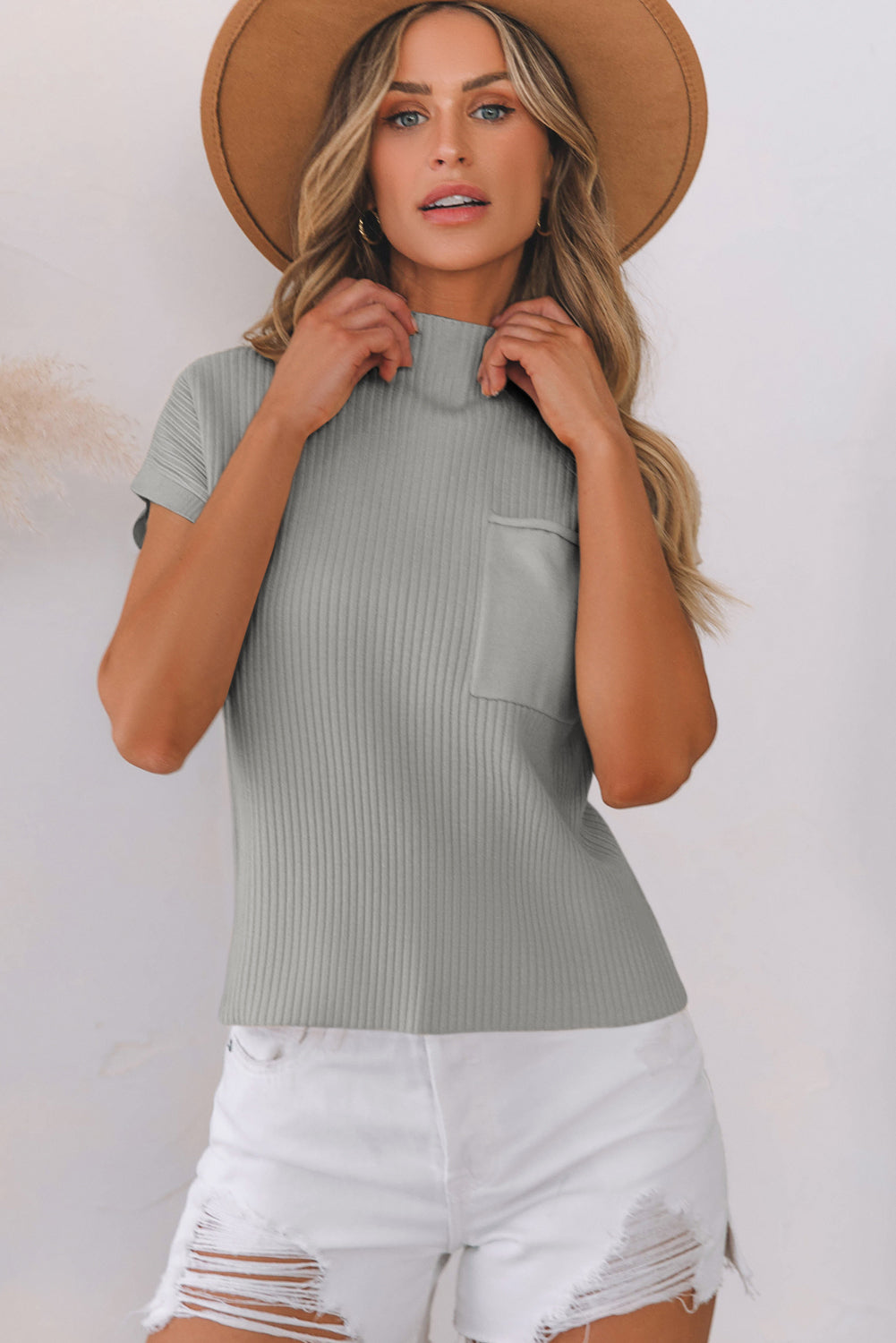 Grauer Rippstrickpullover mit aufgesetzten Taschen und kurzen Ärmeln