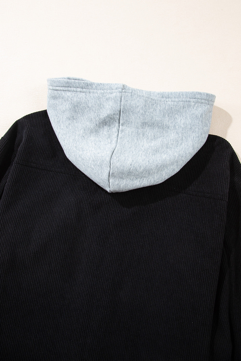 Schwarze Cordjacke mit Kapuze, Kordelzug und Taschen
