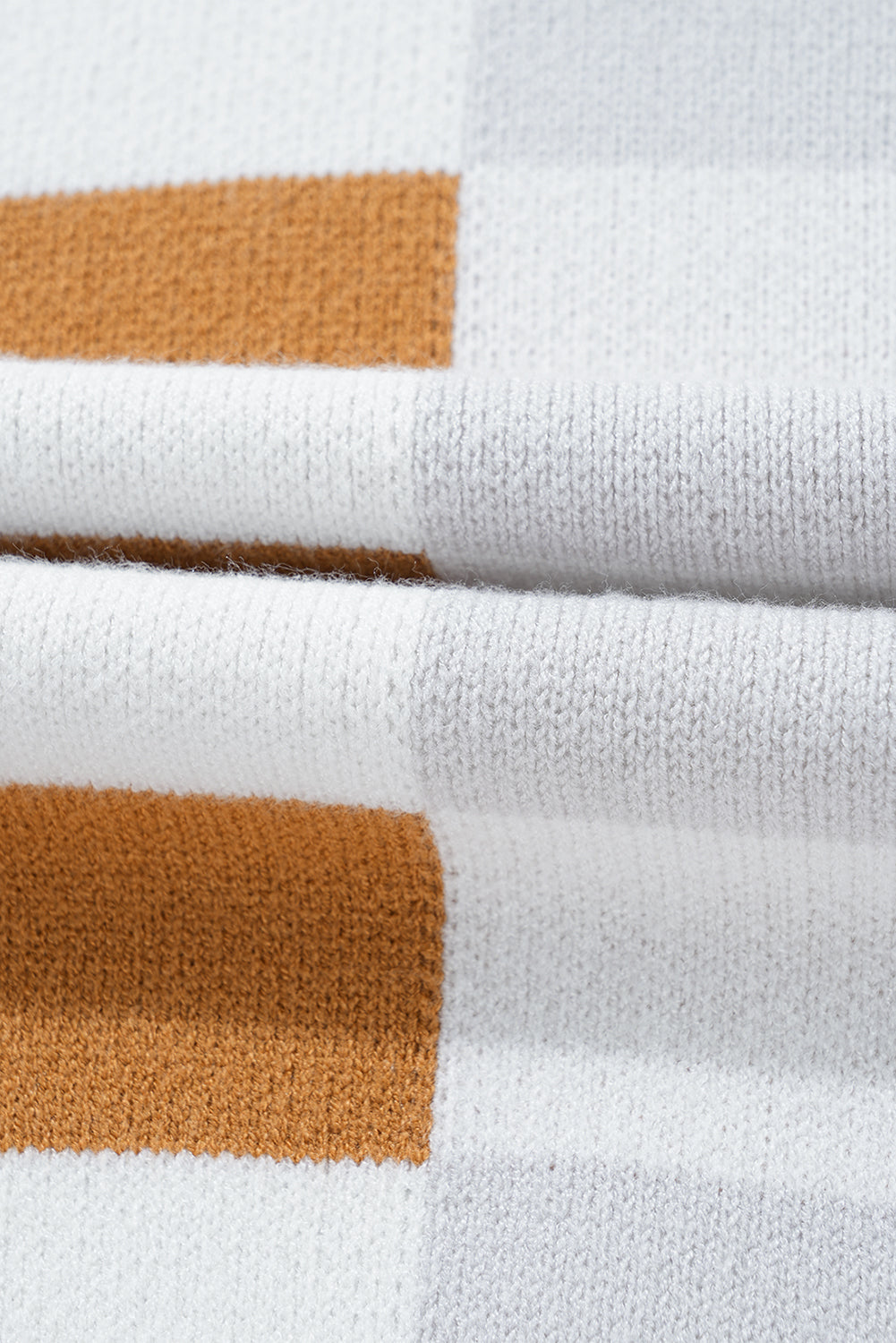 Khakifarbener Pullover mit Karomuster und geripptem Rand, Rundhalsausschnitt und überschnittenen Schultern