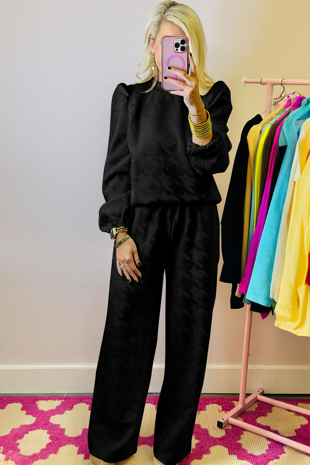 Schwarzes Set aus Oberteil und Hose mit Puffärmeln und Struktur