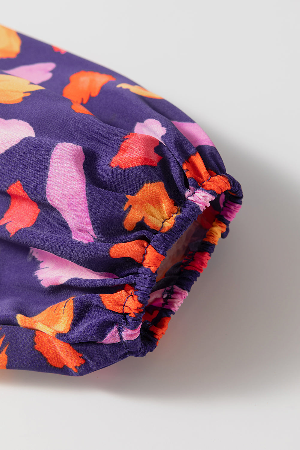 Blaues, fließendes, langes Kleid mit Blütenkragen
