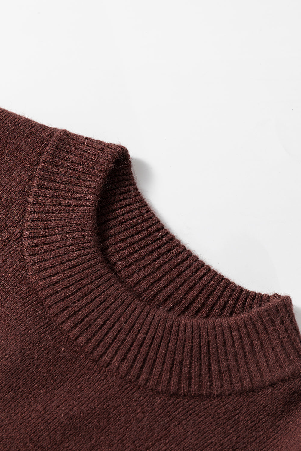 Kaffeebraunes, schmal geschnittenes Pulloverkleid mit Stehkragen und Seitenschlitz