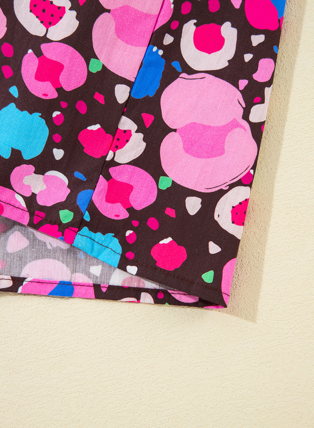 Kurzes Kleid mit abstraktem Rosendruck und V-Ausschnitt und Kragen, halblangen Ärmeln