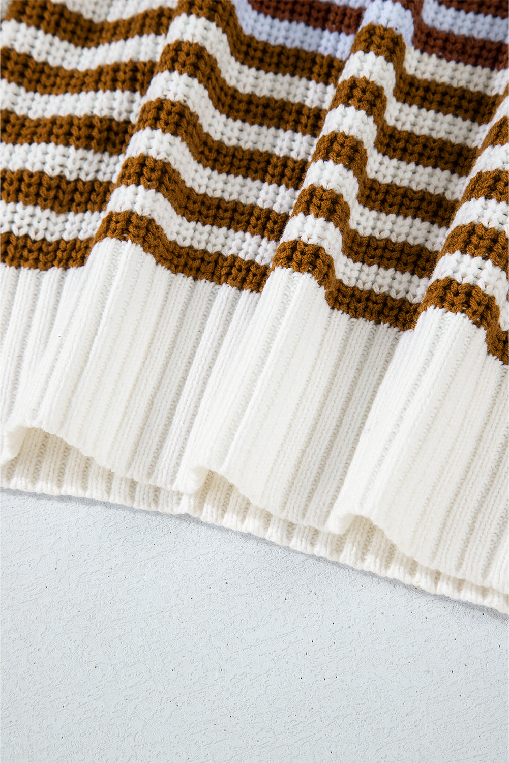 Khakifarbener Pullover mit Streifen und Reißverschlusskragen mit überschnittenen Schultern