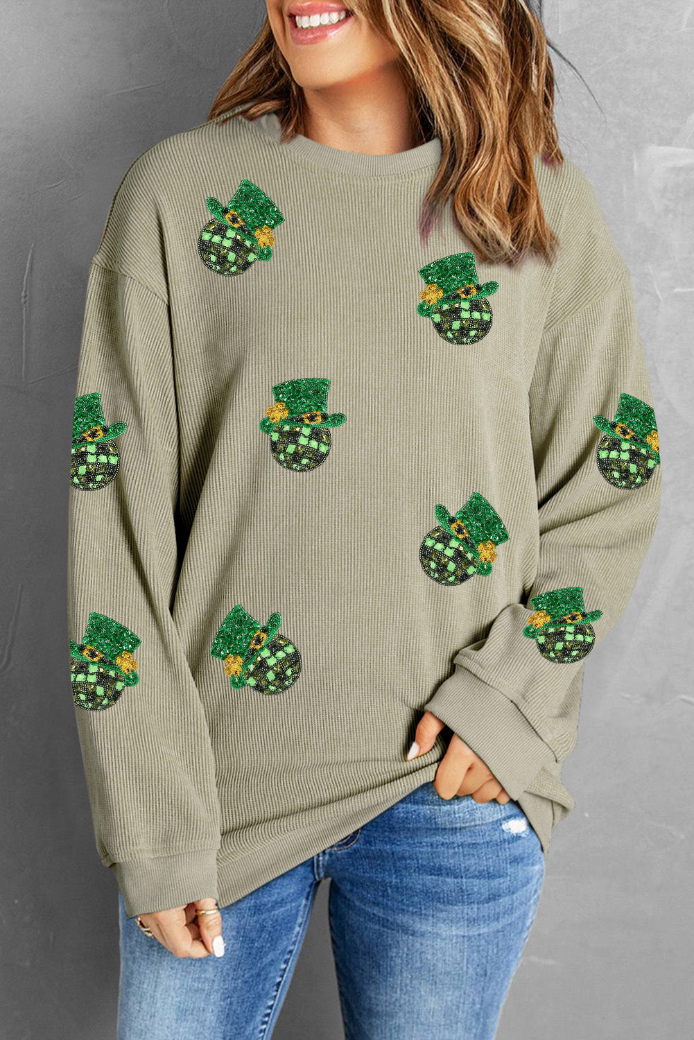 Grünes Sweatshirt mit Pailletten und St. Patrick's Day-Diskokugel-Patch