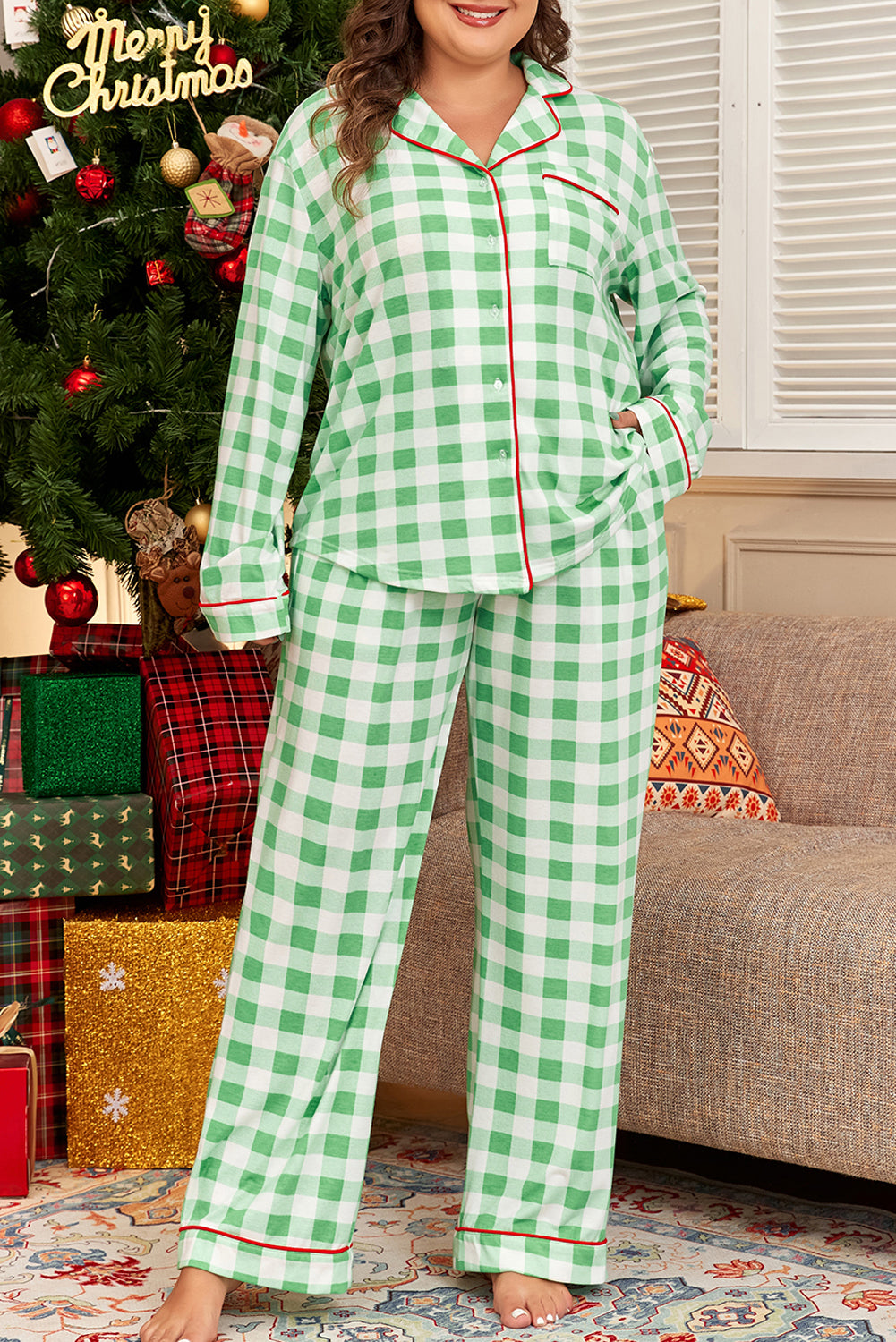 Grüner Pyjama mit Karomuster und Kontrastbesatz in Übergröße, langärmlig