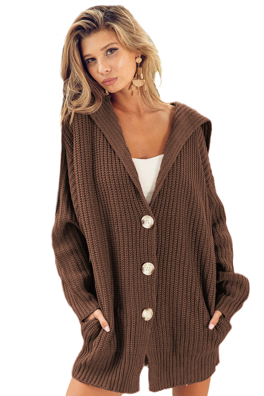 Braune Strickjacke mit grobem Strick und Reverskragen zum Knöpfen