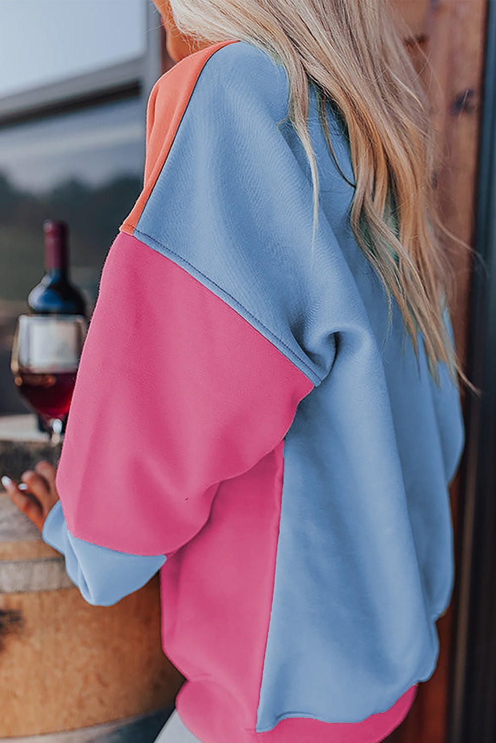 Hellrosa Sweatshirt mit überschnittener Schulter und Patchwork-Farbblock