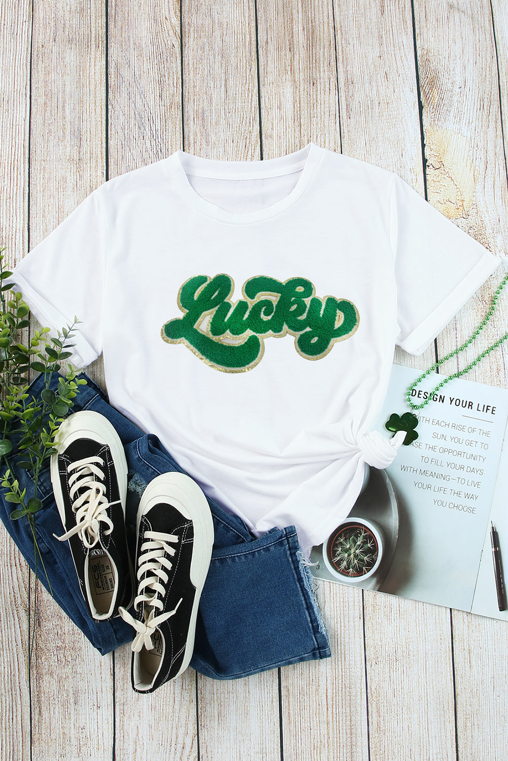 Weißes T-Shirt mit St. Patrick's Day-Glücksbringer und Chenille-Glitzerpatch
